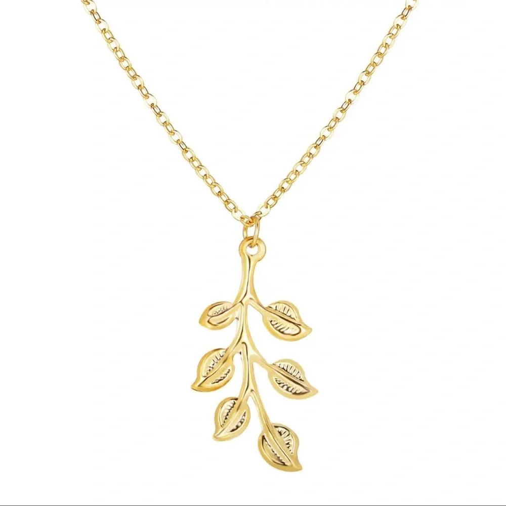 NWOT Leaves charm on gold-tone Necklace with chain - Picture 10 of 10